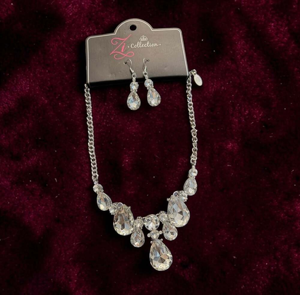 “Reign” RETIRED Paparazzi Zi Signature Series